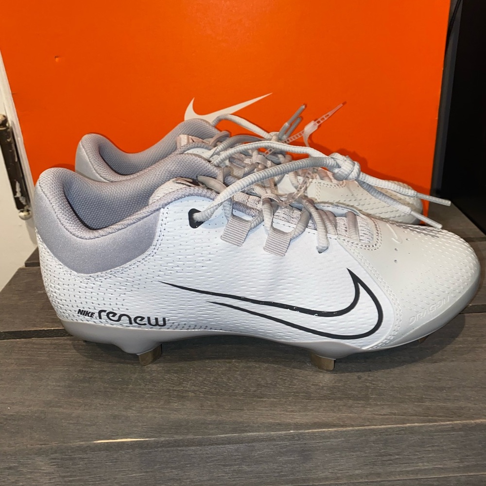 Nike Hyperdiamond 4 Pro Women's Softball Spikes. NWOB Sz8 -Light grey - Picture 1 of 6